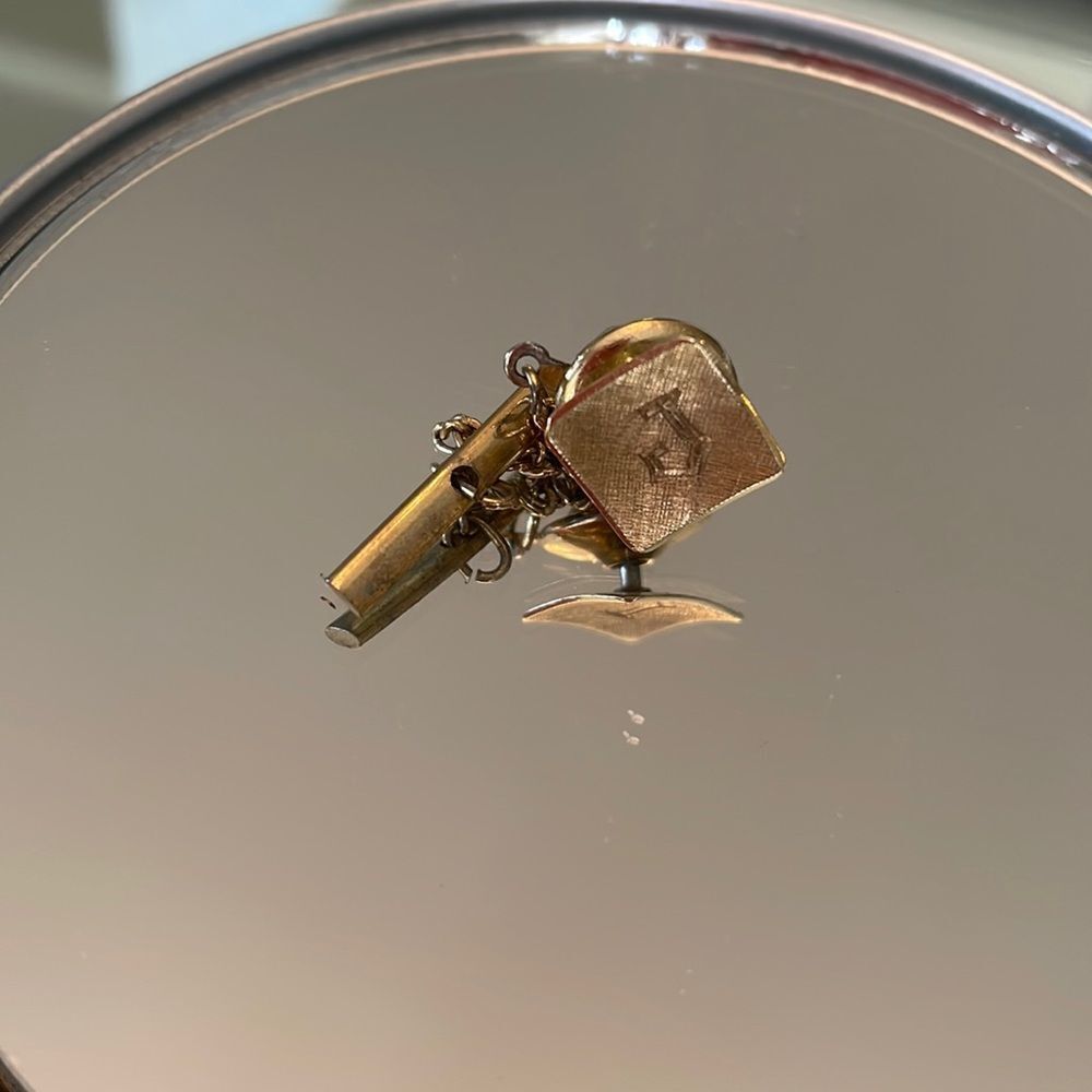 ‎Vtg “J” square gold tone tie tack